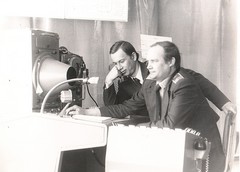 Вячеслав Михайлович Вершинский (на фото слева) &ndash; руководитель полетов, Юрий Васильевич Фетискин - авиадиспетчер